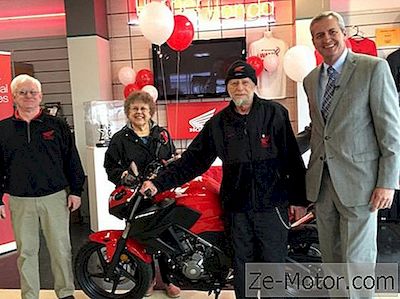 Honda Präsentiert Treuer Besitzer Mit 55. Honda Motorrad